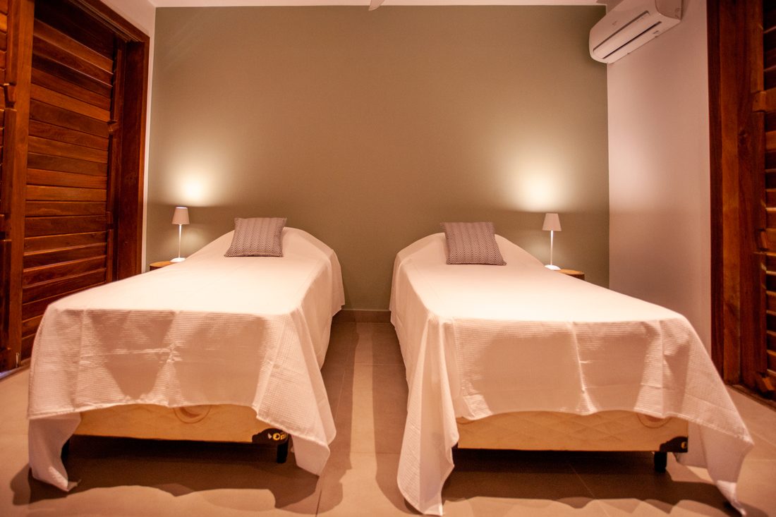 Quarto com camas de solteiro e ar-condicionado