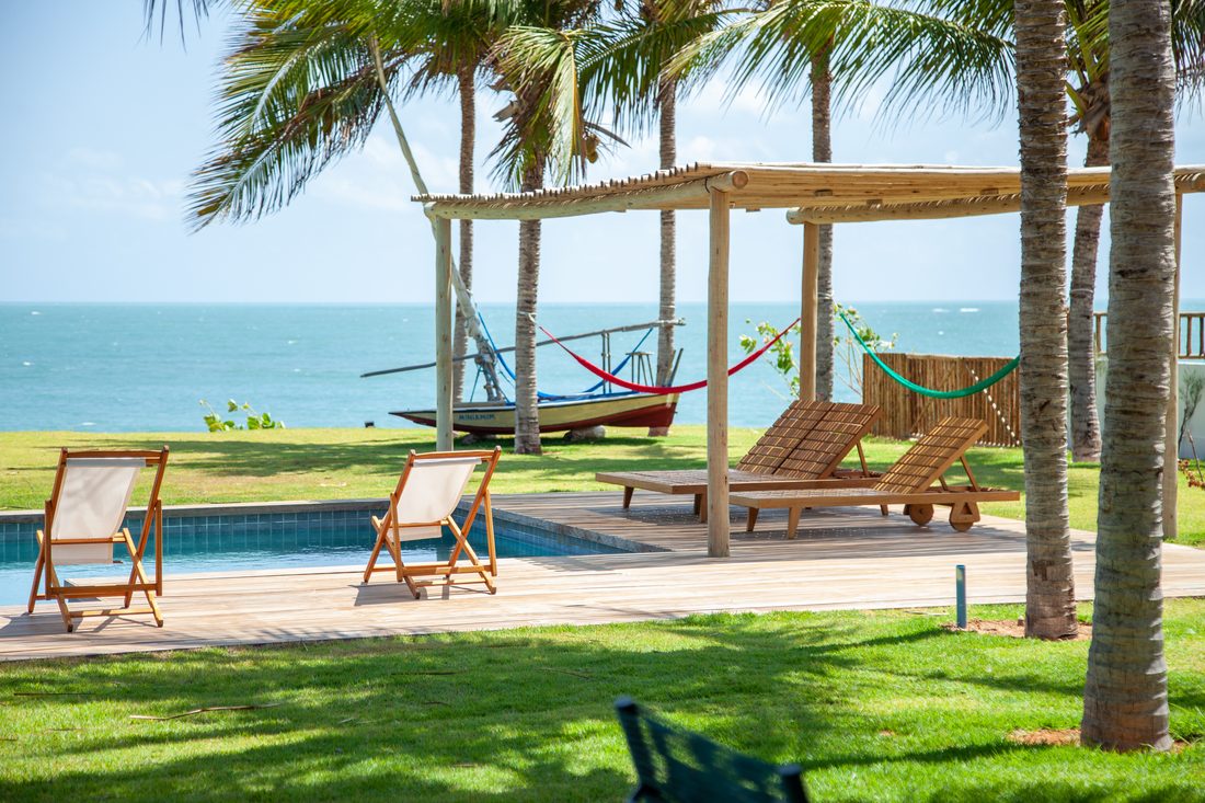 Redes à beira da piscina de frente para o mar