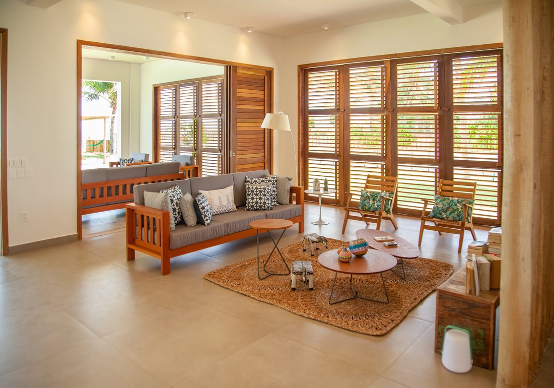 Sala de estar com móveis de madeira natural