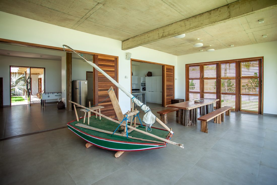 Espaço de convivência aberto com vista para o mar